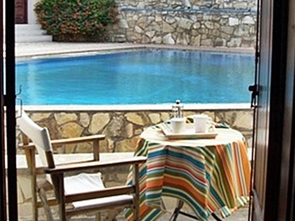 Heliopetra independant studios -village close to beaches -sharing a large pool Koprana Exterior foto